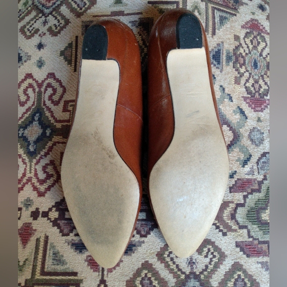 Liz Claiborne Vintage Leather Pumps - Picture 3 of 7